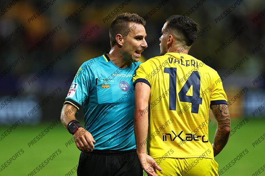 Francesco Forneau (Referee)Emanuele Valeri (Parma) during the Italian Serie A match between Parma 2-3 Cagliari at Ennio Tardini Stadiumon September 30, 2024 in Parma, Italy.. (Photo by Maurizio Borsari/AFLO) PARME-CAGLIARI (2-3) No third party sales 