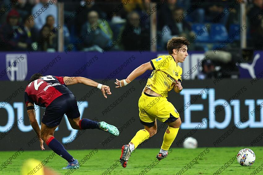 Gabriele Zappa (Cagliari)Adrian Bernabe (Parma) during the Italian Serie A match between Parma 2-3 Cagliari at Ennio Tardini Stadiumon September 30, 2024 in Parma, Italy.. (Photo by Maurizio Borsari/AFLO) PARME-CAGLIARI (2-3) No third party sales 