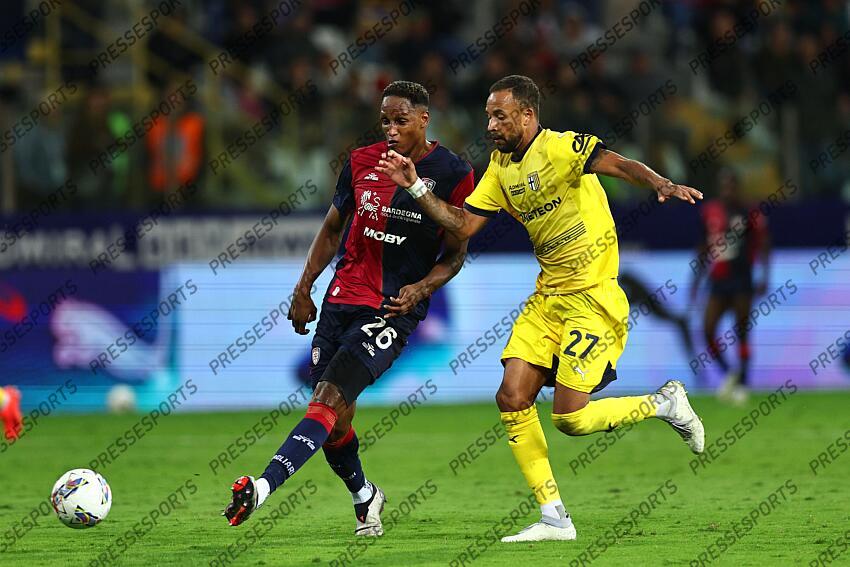 Yerry Mina (Cagliari)Hernani Azevedo Junior (Parma) during the Italian Serie A match between Parma 2-3 Cagliari at Ennio Tardini Stadiumon September 30, 2024 in Parma, Italy.. (Photo by Maurizio Borsari/AFLO) PARME-CAGLIARI (2-3) No third party sales 