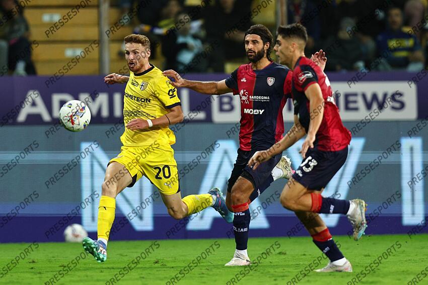 Antoine Hainaut (Parma)Sebastiano Luperto (Cagliari) during the Italian Serie A match between Parma 2-3 Cagliari at Ennio Tardini Stadiumon September 30, 2024 in Parma, Italy.. (Photo by Maurizio Borsari/AFLO) PARME-CAGLIARI (2-3) No third party sales 