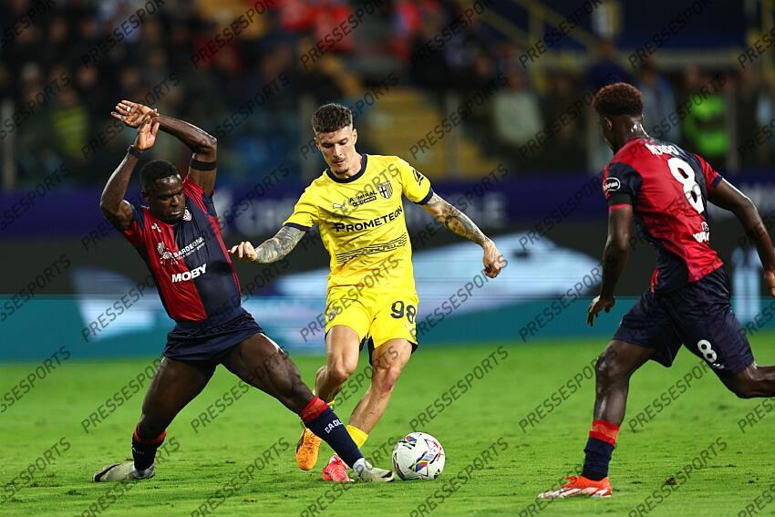 Zito Luvumbo (Cagliari)Dennis Man (Parma)Michel Adopo (Cagliari) during the Italian Serie A match between Parma 2-3 Cagliari at Ennio Tardini Stadiumon September 30, 2024 in Parma, Italy.. (Photo by Maurizio Borsari/AFLO) PARME-CAGLIARI (2-3) No third party sales 