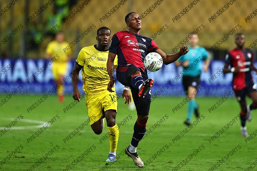 Yerry Mina (Cagliari)Ange-Yoan Bonny (Parma) during the Italian Serie A match between Parma 2-3 Cagliari at Ennio Tardini Stadiumon September 30, 2024 in Parma, Italy.. (Photo by Maurizio Borsari/AFLO) PARME-CAGLIARI (2-3) No third party sales 