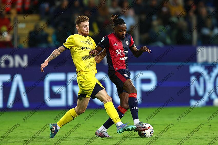 Antoine Makoumbou (Cagliari)Antoine Hainaut (Parma) during the Italian Serie A match between Parma 2-3 Cagliari at Ennio Tardini Stadiumon September 30, 2024 in Parma, Italy.. (Photo by Maurizio Borsari/AFLO) PARME-CAGLIARI (2-3) No third party sales 