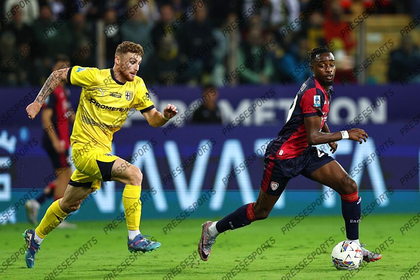 Antoine Makoumbou (Cagliari)Antoine Hainaut (Parma) during the Italian Serie A match between Parma 2-3 Cagliari at Ennio Tardini Stadiumon September 30, 2024 in Parma, Italy.. (Photo by Maurizio Borsari/AFLO) PARME-CAGLIARI (2-3) No third party sales 