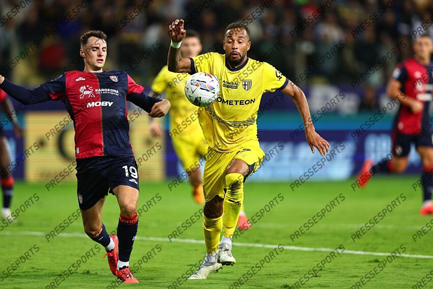 Hernani Azevedo Junior (Parma)Nadir Zortea (Cagliari) during the Italian Serie A match between Parma 2-3 Cagliari at Ennio Tardini Stadiumon September 30, 2024 in Parma, Italy.. (Photo by Maurizio Borsari/AFLO) PARME-CAGLIARI (2-3) No third party sales 