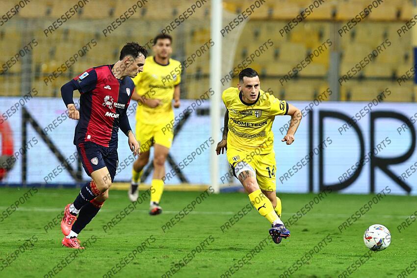 Emanuele Valeri (Parma)Nadir Zortea (Cagliari) during the Italian Serie A match between Parma 2-3 Cagliari at Ennio Tardini Stadiumon September 30, 2024 in Parma, Italy.. (Photo by Maurizio Borsari/AFLO) PARME-CAGLIARI (2-3) No third party sales 
