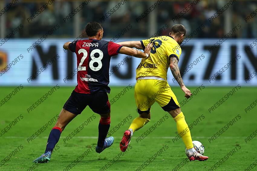 Valentin Mihaila (Parma) Gabriele Zappa (Cagliari) during the Italian Serie A match between Parma 2-3 Cagliari at Ennio Tardini Stadiumon September 30, 2024 in Parma, Italy.. (Photo by Maurizio Borsari/AFLO) PARME-CAGLIARI (2-3) No third party sales 