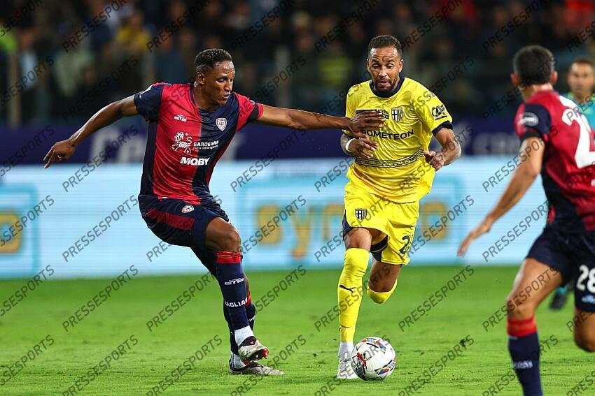 Yerry Mina (Cagliari)Hernani Azevedo Junior (Parma) during the Italian Serie A match between Parma 2-3 Cagliari at Ennio Tardini Stadiumon September 30, 2024 in Parma, Italy.. (Photo by Maurizio Borsari/AFLO) PARME-CAGLIARI (2-3) No third party sales 