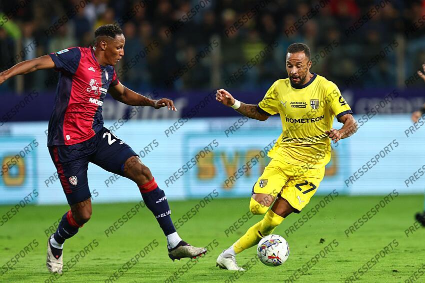 Yerry Mina (Cagliari)Hernani Azevedo Junior (Parma) during the Italian Serie A match between Parma 2-3 Cagliari at Ennio Tardini Stadiumon September 30, 2024 in Parma, Italy.. (Photo by Maurizio Borsari/AFLO) PARME-CAGLIARI (2-3) No third party sales 