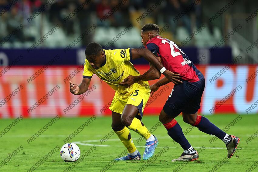 Ange-Yoan Bonny (Parma)Yerry Mina (Cagliari) during the Italian Serie A match between Parma 2-3 Cagliari at Ennio Tardini Stadiumon September 30, 2024 in Parma, Italy.. (Photo by Maurizio Borsari/AFLO) PARME-CAGLIARI (2-3) No third party sales 
