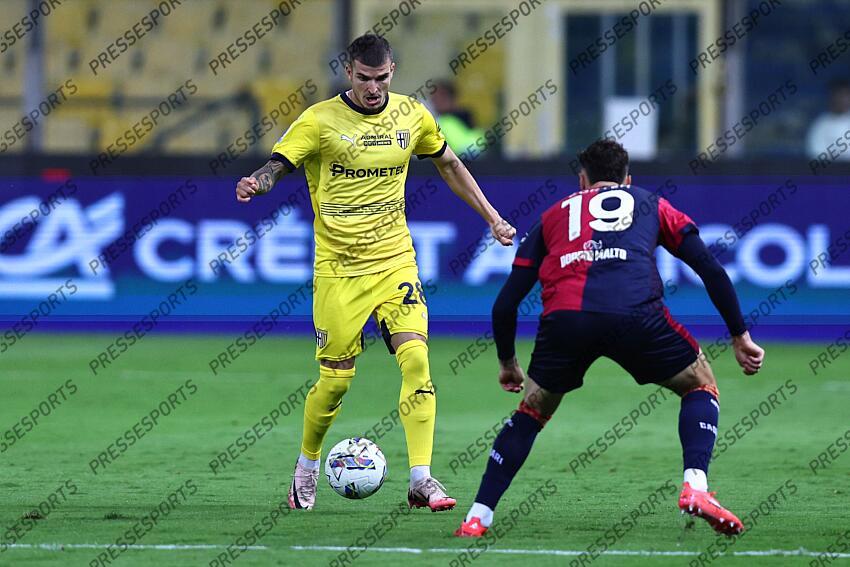 Valentin Mihaila (Parma) Nadir Zortea (Cagliari) during the Italian Serie A match between Parma 2-3 Cagliari at Ennio Tardini Stadiumon September 30, 2024 in Parma, Italy.. (Photo by Maurizio Borsari/AFLO) PARME-CAGLIARI (2-3) No third party sales 