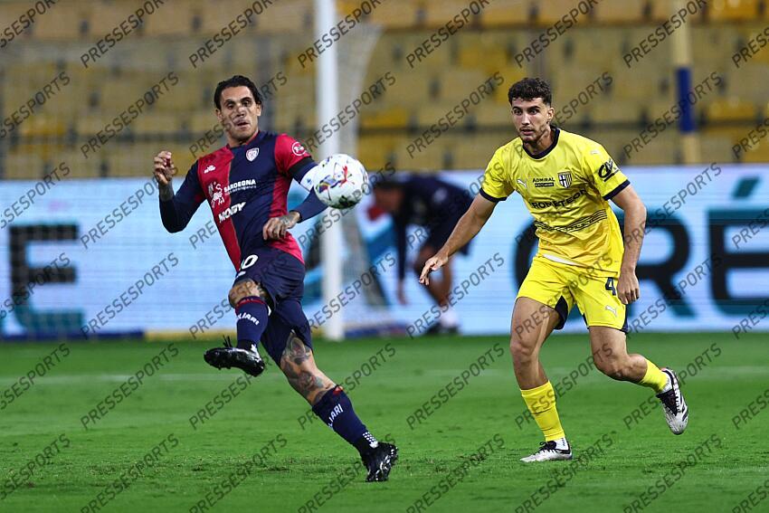 Nicolas Viola (Cagliari)Botond Balogh (Parma) during the Italian Serie A match between Parma 2-3 Cagliari at Ennio Tardini Stadiumon September 30, 2024 in Parma, Italy.. (Photo by Maurizio Borsari/AFLO) PARME-CAGLIARI (2-3) No third party sales 