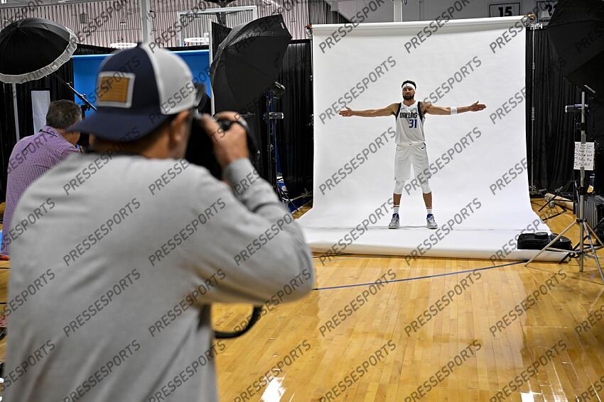 Sep 30, 2024; Dallas, TX, USA; Dallas Mavericks guard Klay Thompson (31) poses for a photo during the 2024 Dallas Mavericks media day. Mandatory Credit: Jerome Miron-Imagn Images Dallas Mavericks-Media Day 