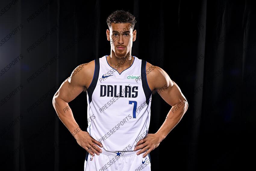 Sep 30, 2024; Dallas, TX, USA; Dallas Mavericks center Dwight Powell (7) poses for a photo during the 2024 Dallas Mavericks media day. Mandatory Credit: Jerome Miron-Imagn Images Dallas Mavericks-Media Day 