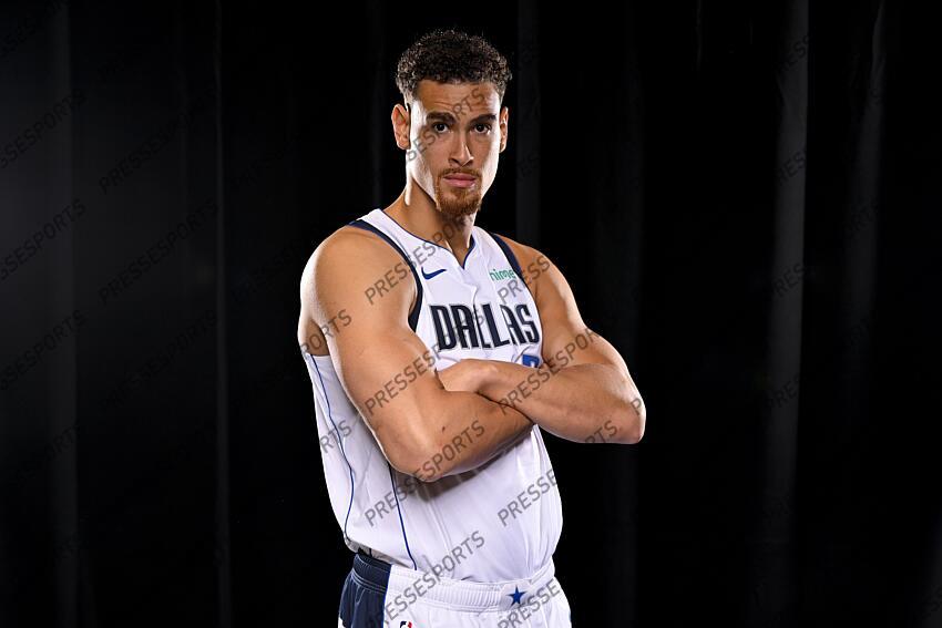 Sep 30, 2024; Dallas, TX, USA; Dallas Mavericks center Dwight Powell (7) poses for a photo during the 2024 Dallas Mavericks media day. Mandatory Credit: Jerome Miron-Imagn Images Dallas Mavericks-Media Day 