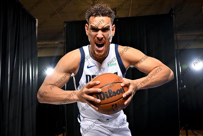 Sep 30, 2024; Dallas, TX, USA; Dallas Mavericks center Dwight Powell (7) poses for a photo during the 2024 Dallas Mavericks media day. Mandatory Credit: Jerome Miron-Imagn Images Dallas Mavericks-Media Day 
