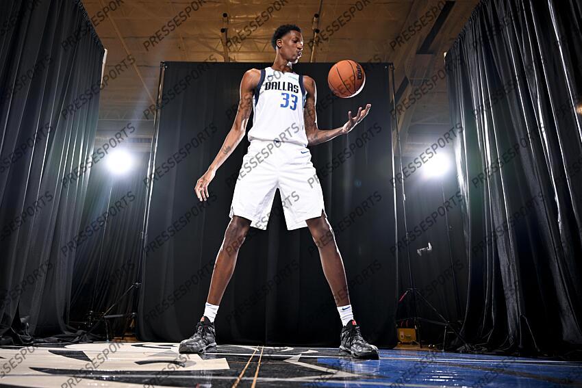 Sep 30, 2024; Dallas, TX, USA; Dallas Mavericks center Jamarion Sharp (33) poses for a photo during the 2024 Dallas Mavericks media day. Mandatory Credit: Jerome Miron-Imagn Images Dallas Mavericks-Media Day 