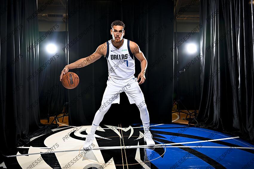 Sep 30, 2024; Dallas, TX, USA; Dallas Mavericks center Dwight Powell (7) poses for a photo during the 2024 Dallas Mavericks media day. Mandatory Credit: Jerome Miron-Imagn Images Dallas Mavericks-Media Day 