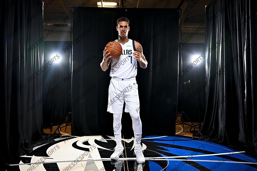 Sep 30, 2024; Dallas, TX, USA; Dallas Mavericks center Dwight Powell (7) poses for a photo during the 2024 Dallas Mavericks media day. Mandatory Credit: Jerome Miron-Imagn Images Dallas Mavericks-Media Day 