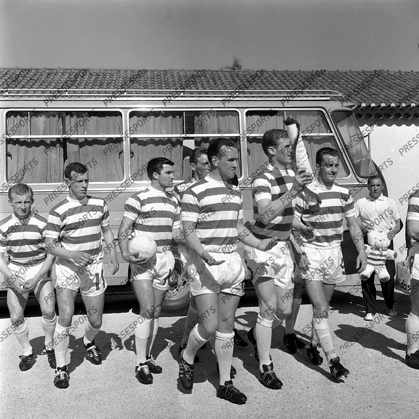 FINALE de gauche à droite johnstone lennox 11 auld avec ballon clark (john) mc neill (billy) avec fanion wallace (willy) CELTIC GLASGOW-INTER MILAN (2-1) FINALE de gauche à droite johnstone lennox 11 auld avec ballon clark (john) mc neill (billy) avec fanion wallace (willy) fonds n/b parution livre 50 ans coupe d'europe p 69 