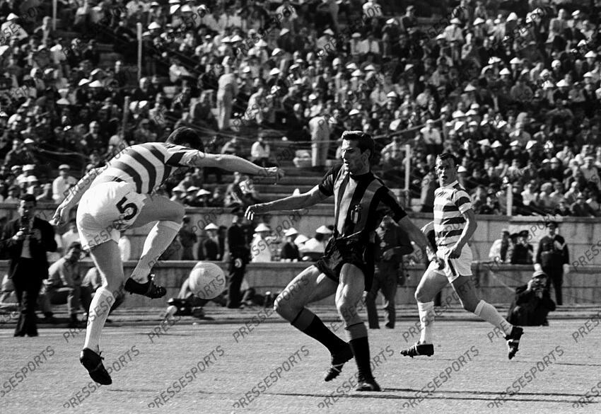 mc neill (billy) facchetti (giacinto) CELTIC GLASGOW-INTER MILAN (2-1) victorieux (2-0) à Lisbonne de l'Inter de milan, le celtic de Glasgow est la première 