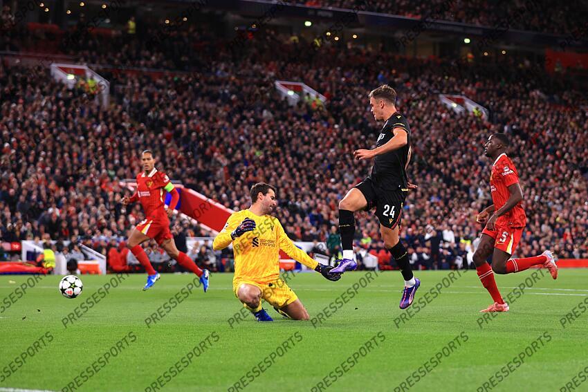 2nd October 2024 - UEFA Champions League - Liverpool FC v Bologna FC - Thijs Dallinga of Bologna beats Liverpool goalkeeper Alisson Becker but his effort is disallowed for offside - Photo: Simon Stacpoole / Offside. LIVERPOOL-BOLOGNE (2-0) 