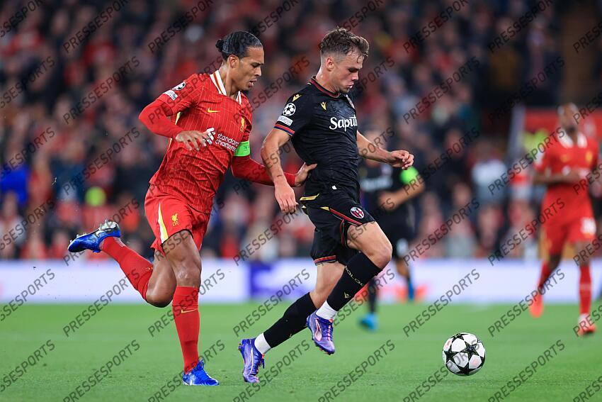 2nd October 2024 - UEFA Champions League - Liverpool FC v Bologna FC - Virgil van Dijk of Liverpool challenges Thijs Dallinga of Bologna - Photo: Simon Stacpoole / Offside. LIVERPOOL-BOLOGNE (2-0) 