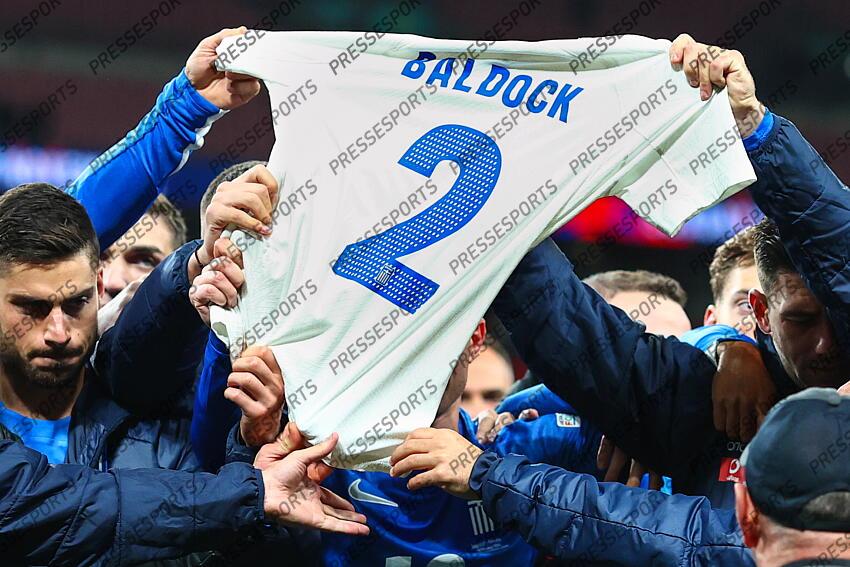 10 October 2024, London - International Football, UEFA Nation’s League - England v Greece - The Greece players hold up a shirt bearing George Baldock’s name and number after their victory over England - Photo: Charlotte Wilson / Offside. ANGLETERRE-GRECE (1-2) 