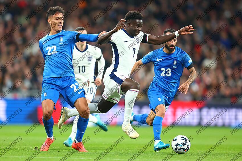 10 October 2024, London - International Football, UEFA Nation’s League - England v Greece - Bukayo Saka of England bursts through Dimitris Giannoulis and Manolis Siopis of Greece - Photo: Charlotte Wilson / Offside. ANGLETERRE-GRECE (1-2) 