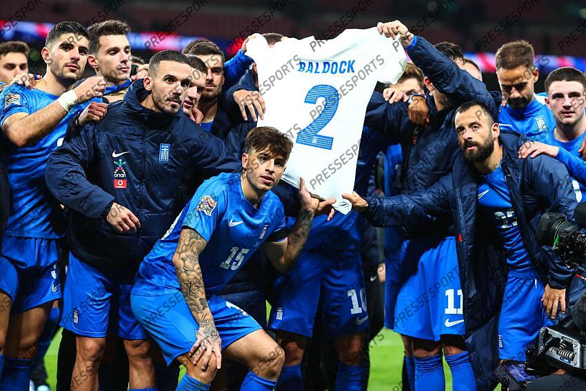 10 October 2024, London - International Football, UEFA Nation’s League - England v Greece - Greece players hold up a shirt bearing George Baldock’s name and number after their victory over England - Photo: Charlotte Wilson / Offside. ANGLETERRE-GRECE (1-2) 