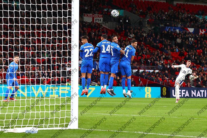 10 October 2024, London - International Football, UEFA Nation’s League - England v Greece - The Greece defensive wall of Dimitris Giannoulis, Vangelis Pavlidis, Dimitris Kourbelis and Tasos Bakasetas turn to watch free-kick from Cole Palmer of England as it sails over their heads - Photo: Charlotte Wilson / Offside. ANGLETERRE-GRECE (1-2) 