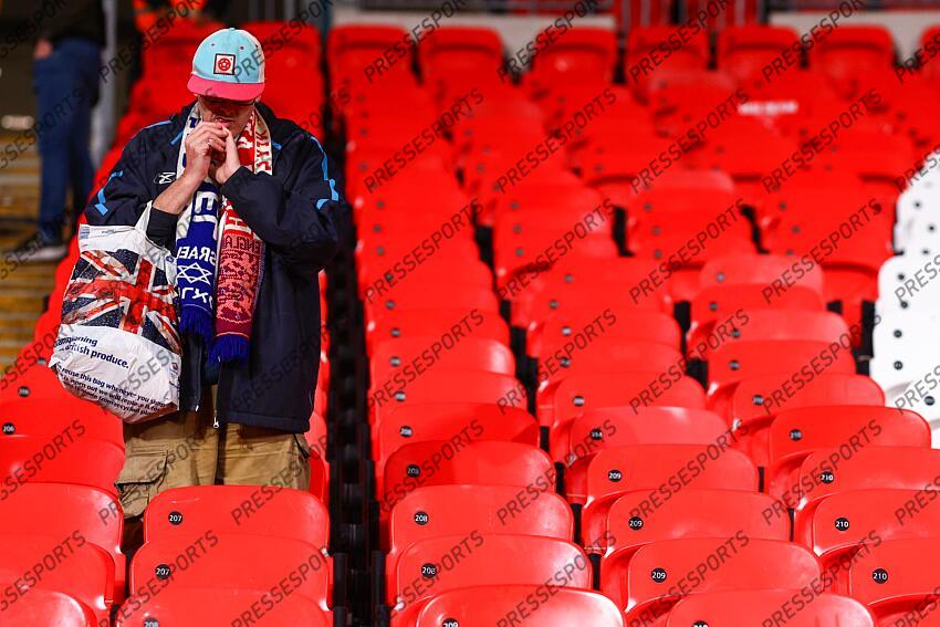 10 October 2024, London - UEFA Nations League - England v Greece - A fan in an England and Israel scarf bites his nails after everyone leaves - Photo: Jacques Feeney / Offside. ANGLETERRE-GRECE (1-2) 