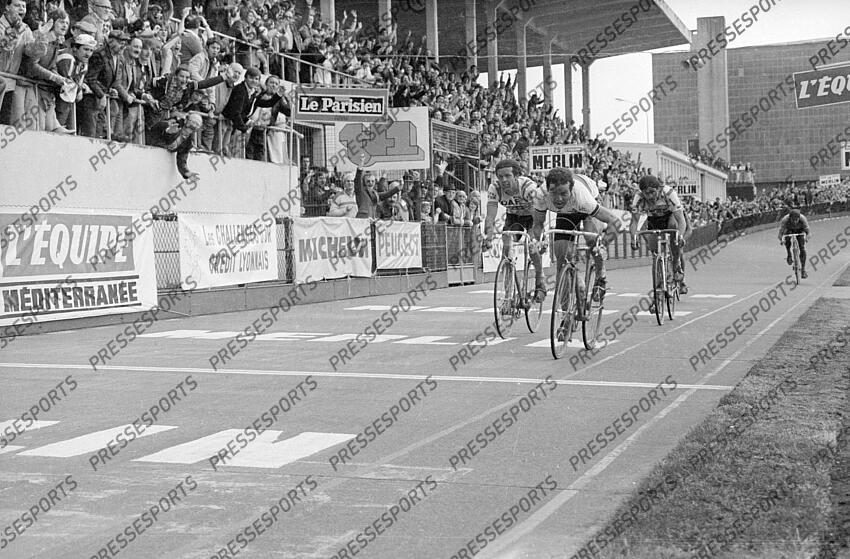 de vlaeminck (roger) hinault (bernard) moser (francesco) PARIS/ROUBAIX 1981 l'(13/04/1981) L'(10/04/2011) fonds n/b parution livre paris/roubaix p 135 