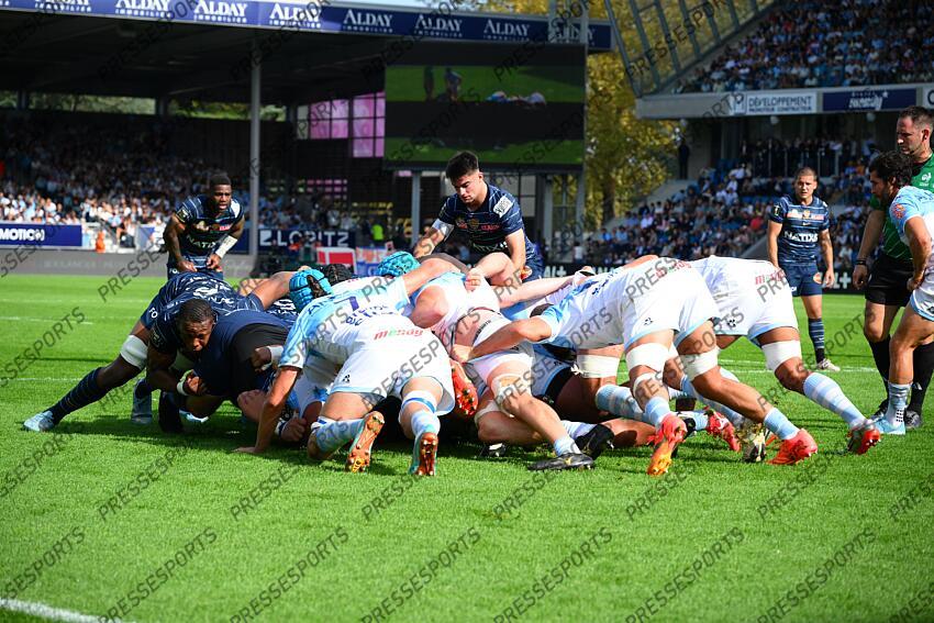 le garrec (nolann) BAYONNE-RACING 92 (32-15) woki (cameron) à gauche 