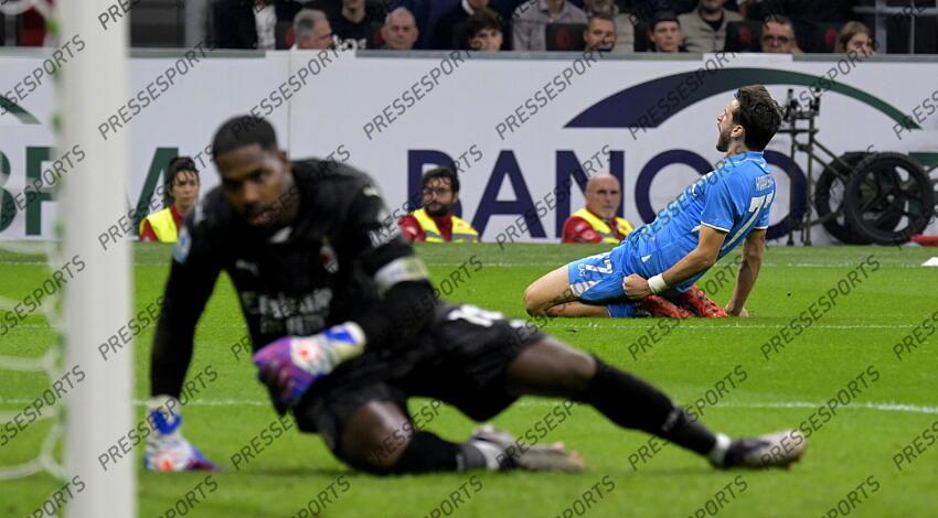 Foto IPP/Paolo Bona Milano 29/10//2024 Campionato Serie A di Calcio stagione 2024/2025 partita Milan-Napoli Nella foto il primo piano la delusione del portiere del milan Mike Maignan sullo sfondo Khvicha Kvaratskhelia esulta dopo il gol del 0-2 Italy Photo Press Worldwide Copyright AC MILAN-NAPLES (0-2) 