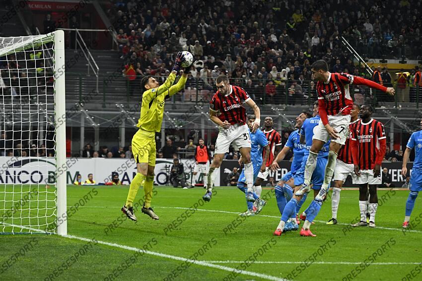 Foto IPP/Paolo Bona Milano 29/10//2024 Campionato Serie A di Calcio stagione 2024/2025 partita Milan-Napoli Nella foto Alex Meret in uscita anticipa Strahinja Pavlovic e Alvaro Morata Italy Photo Press Worldwide Copyright AC MILAN-NAPLES (0-2) 