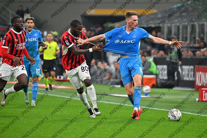 Foto IPP/Felice De Martino Milano 29/10/2024 Calcio Campionato serie A 2024-2025 Mialn - Napoli Nella foto: Yunus Musah trattiene per la maglia Scott McTominay Italy Photo Press World Copyright AC MILAN-NAPLES (0-2) 