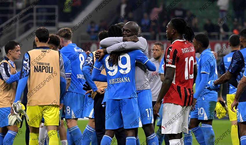 Foto IPP/Paolo Bona Milano 29/10//2024 Campionato Serie A di Calcio stagione 2024/2025 partita Milan-Napoli Nella foto l’esultanza dei giocatori del Napoli dopo la vittoria con Romelu Lukaku che abbraccia Andre Frank Zambo Anguissa Italy Photo Press Worldwide Copyright AC MILAN-NAPLES (0-2) 