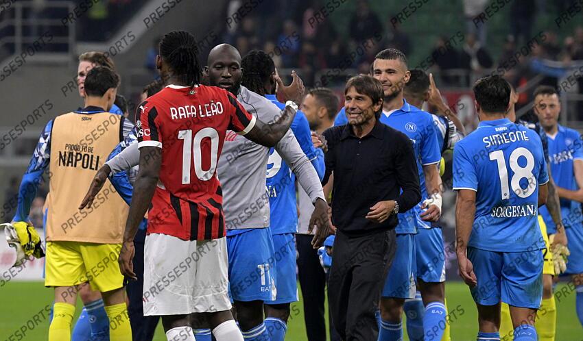 Foto IPP/Paolo Bona Milano 29/10//2024 Campionato Serie A di Calcio stagione 2024/2025 partita Milan-Napoli Nella foto l’esultanza di Antonio Conte con i giocatori del Napoli dopo la vittoria Italy Photo Press Worldwide Copyright AC MILAN-NAPLES (0-2) 