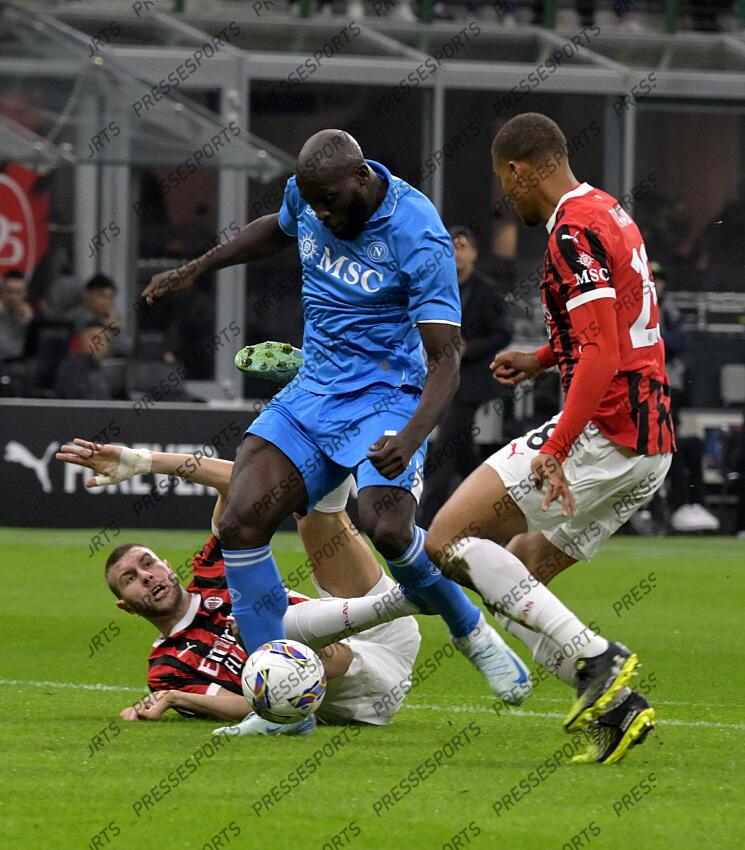 Foto IPP/Paolo Bona Milano 29/10//2024 Campionato Serie A di Calcio stagione 2024/2025 partita Milan-Napoli Nella foto Romelu Lukaku segna il gol del 0-1 dopo aver vinto il contrasto contro Strahinja Pavlovic che finisce a terra inutile anche l' opposizione di Malick Thiaw a destra Italy Photo Press Worldwide Copyright AC MILAN-NAPLES (0-2) 