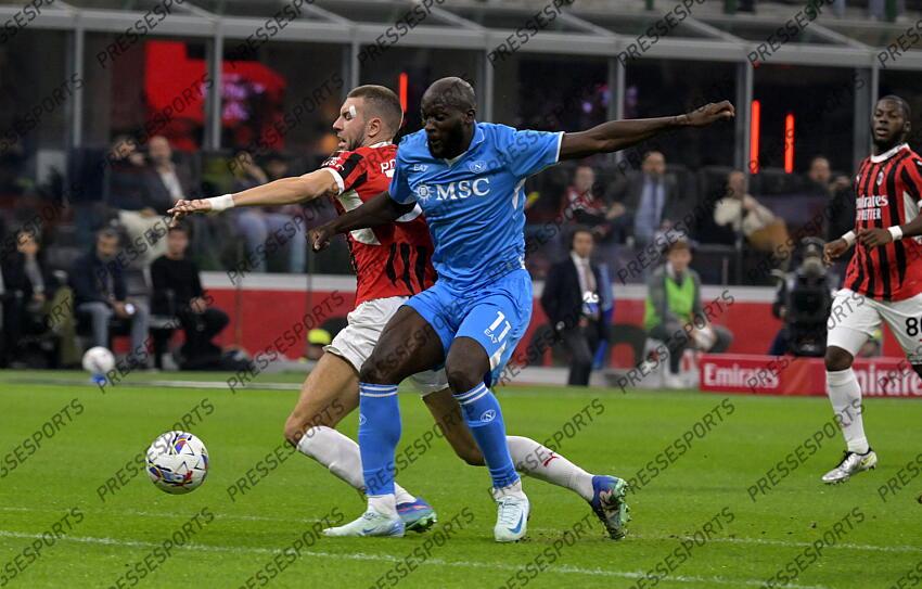 Foto IPP/Paolo Bona Milano 29/10//2024 Campionato Serie A di Calcio stagione 2024/2025 partita Milan-Napoli Nella foto Romelu Lukaku segna il gol del 0-1 dopo aver vinto il contrasto contro Strahinja Pavlovic che finisce a terra Italy Photo Press Worldwide Copyright AC MILAN-NAPLES (0-2) 