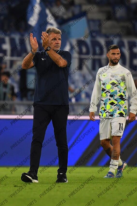Foto IPP/Luciano Adriani Roma 16/09/2024 Campionato di Calcio Serie A 2024/2025 Lazio vs Hellas Verona Nella foto: Marco Baroni ringrazia i tifosi a fine gara a destra Valentin Castellanos Italy Photo Press - World Copyright LAZIO-HELLAS VERONE (2-1) 