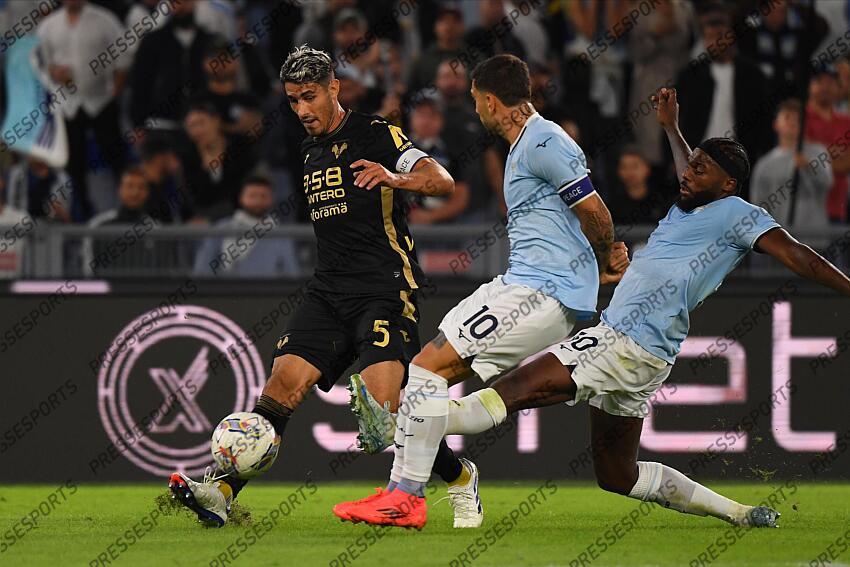 Foto IPP/Luciano Adriani Roma 16/09/2024 Campionato di Calcio Serie A 2024/2025 Lazio vs Hellas Verona Nella foto: un’ azione del Verona in area della Lazio di Davide Faraoni Italy Photo Press - World Copyright LAZIO-HELLAS VERONE (2-1) 
