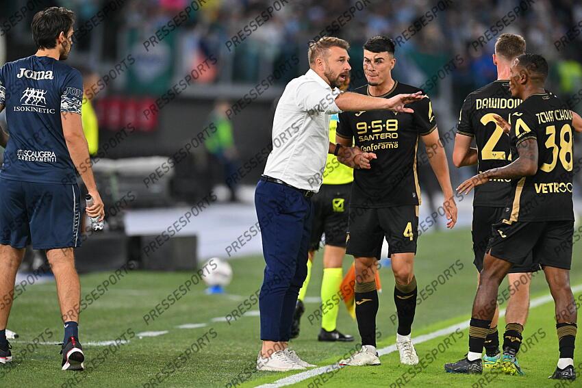 Foto IPP/Roberto Ramaccia Roma 16/9/2024 Campionato di Calcio Serie A 2024/2025 Lazio vs Hellas Verona Nella foto Paolo Zanetti allenatore dell'Hellas Verona con Flavius Daniliuc Italy Photo Press - World Copyright LAZIO-HELLAS VERONE (2-1) 