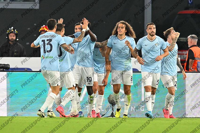 Foto IPP/Roberto Ramaccia Roma 16/9/2024 Campionato di Calcio Serie A 2024/2025 Lazio vs Hellas Verona Nella foto i calciatori della Lazio esultano dopo il gol del 1-0 Italy Photo Press - World Copyright LAZIO-HELLAS VERONE (2-1) 