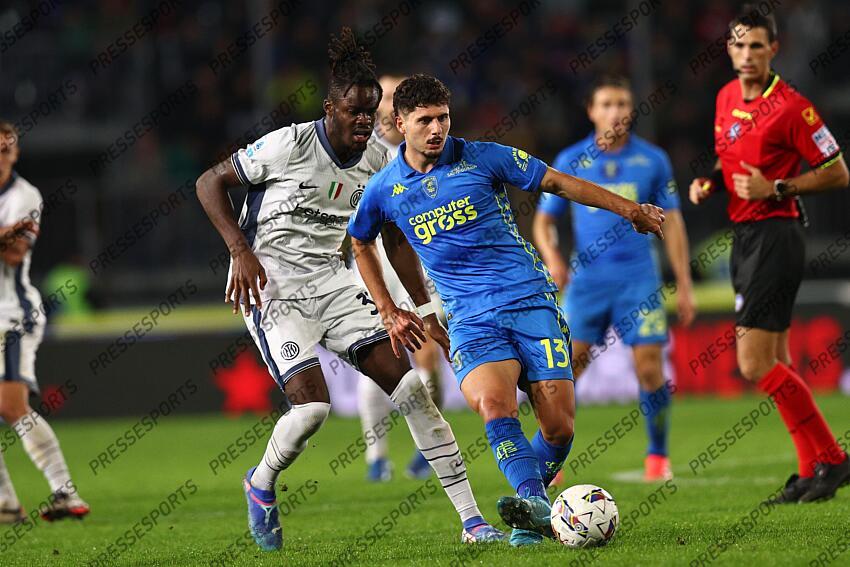 Liberato Cacace (Empoli)Yann Aurel Bisseck (Inter) during the Italian Serie A " match between Empoli 0-3 Inter at Carlo Castellani Stadium on October 30, 2024 in Empoli, Italy. (Photo by Maurizio Borsari/AFLO) EMPOLI-INTER MILAN (0-3) 