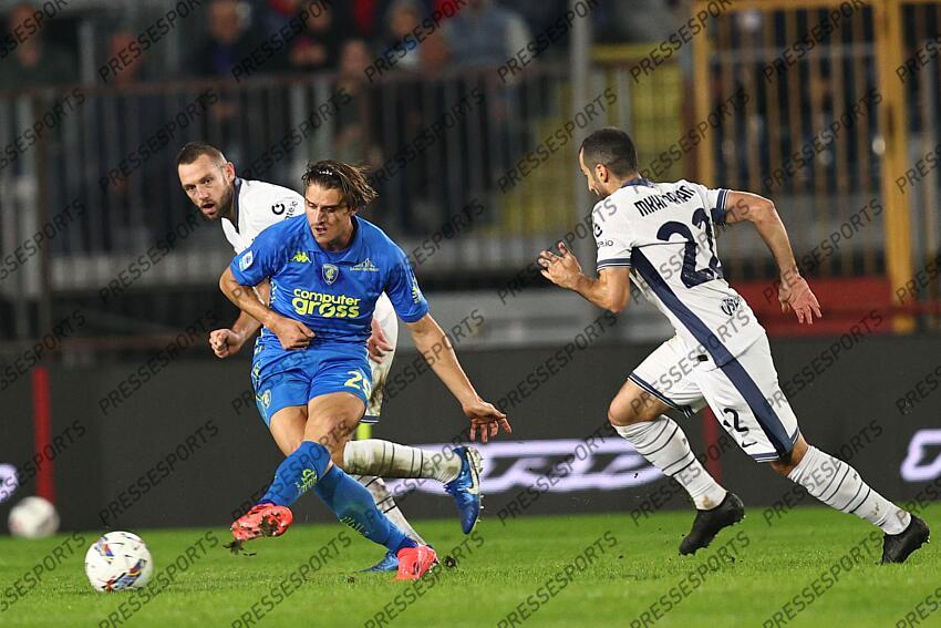 Lorenzo Colombo (Empoli)Henrikh Mkhitaryan (Inter)Stefan De Vrij (Inter) during the Italian Serie A " match between Empoli 0-3 Inter at Carlo Castellani Stadium on October 30, 2024 in Empoli, Italy. (Photo by Maurizio Borsari/AFLO) EMPOLI-INTER MILAN (0-3) 
