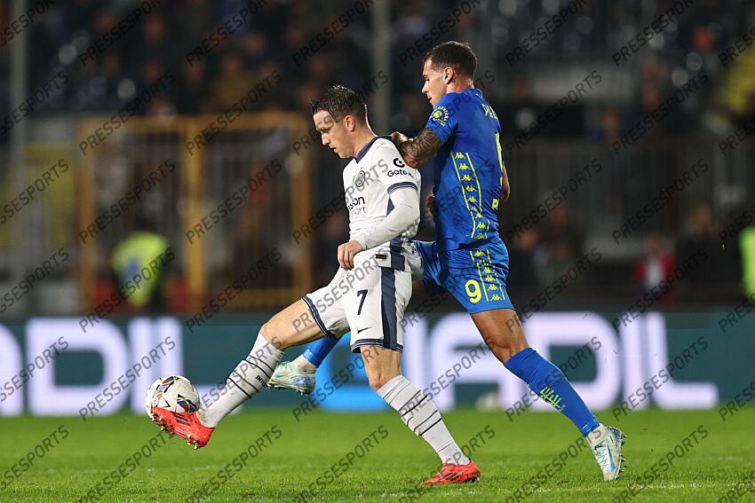 Piotr Zielinski (Inter)Pietro Pellegri (Empoli) during the Italian Serie A " match between Empoli 0-3 Inter at Carlo Castellani Stadium on October 30, 2024 in Empoli, Italy. (Photo by Maurizio Borsari/AFLO) EMPOLI-INTER MILAN (0-3) 