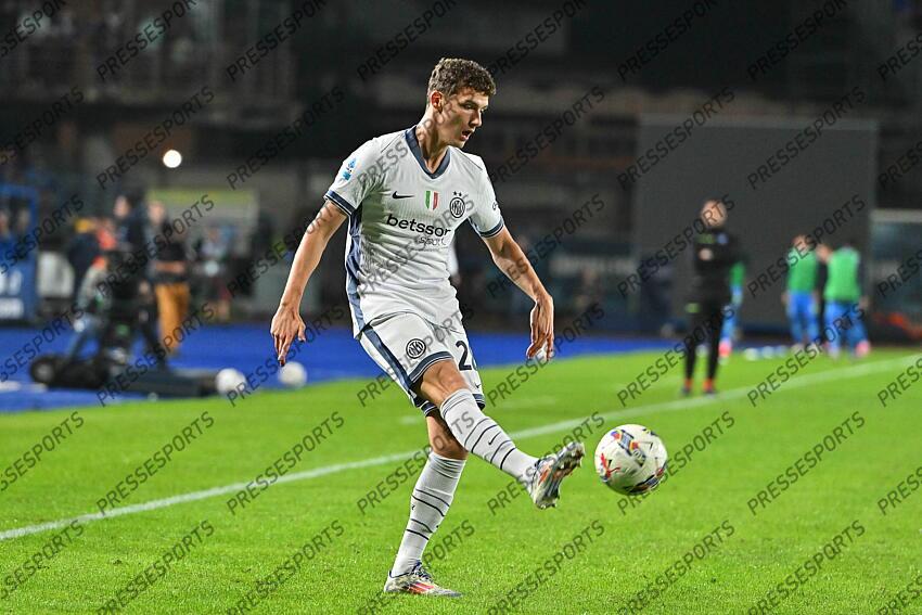 Foto IPP/Roberto Ramaccia Empoli 30/10/2024 Campionato di Calcio Serie A 2024/2025 Empoli vs Inter Nella foto Benjamin Pavard al cross Italy Photo Press - World Copyright EMPOLI-INTER MILAN (0-3) 