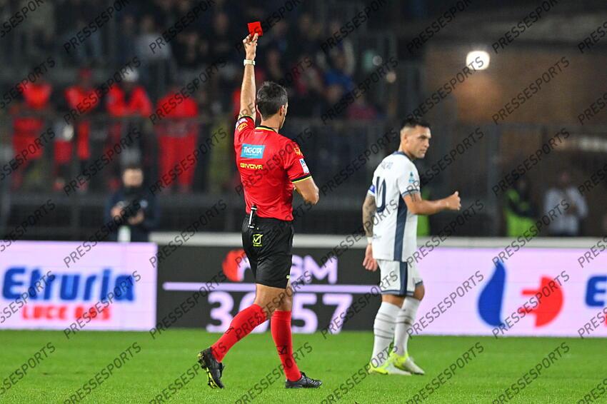 Foto IPP/Roberto Ramaccia Empoli 30/10/2024 Campionato di Calcio Serie A 2024/2025 Empoli vs Inter Nella foto l’arbitro Matteo Marchetti mostra il cartellino rosso a Saba Goglichidze Italy Photo Press - World Copyright EMPOLI-INTER MILAN (0-3) 